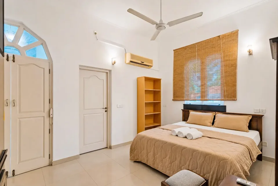 Cozy Double Room with a king bed, wooden window blinds and dressing table