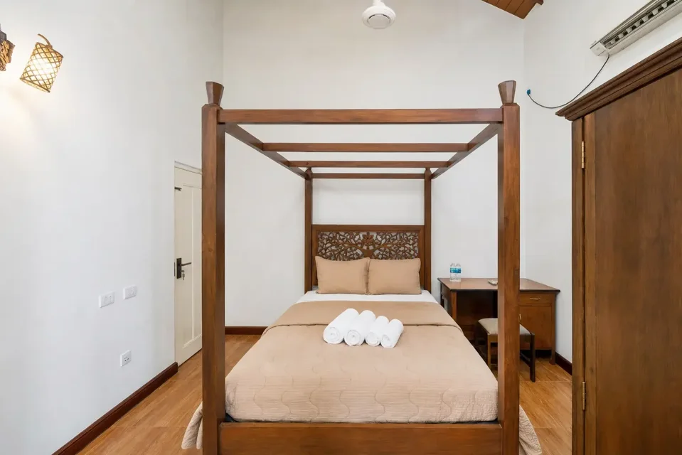 Garden Oasis Double Room with a wooden four-poster bed