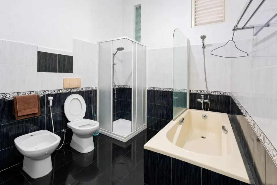 Private bathroom of the Cozy Double Room with a shower enclosure and bathtub