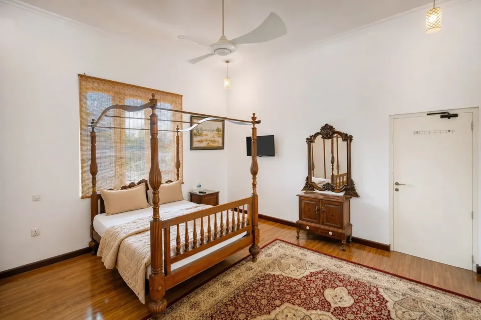 Transit Double Room with a wooden four-poster bed, rug and dressing table