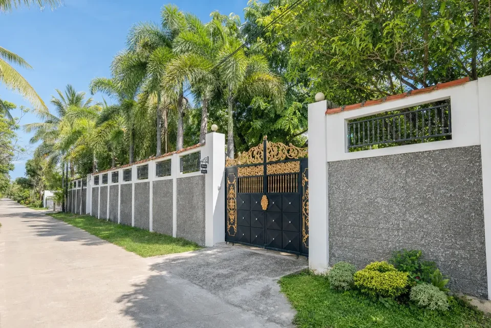 Entrance gate and roadside boundary of Skyport Villa Negombo